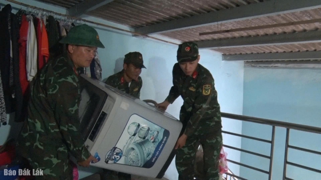 Bộ đội của địa phương hỗ trợ người dân vận chuyển những vật dụng nặng giúp người dân.