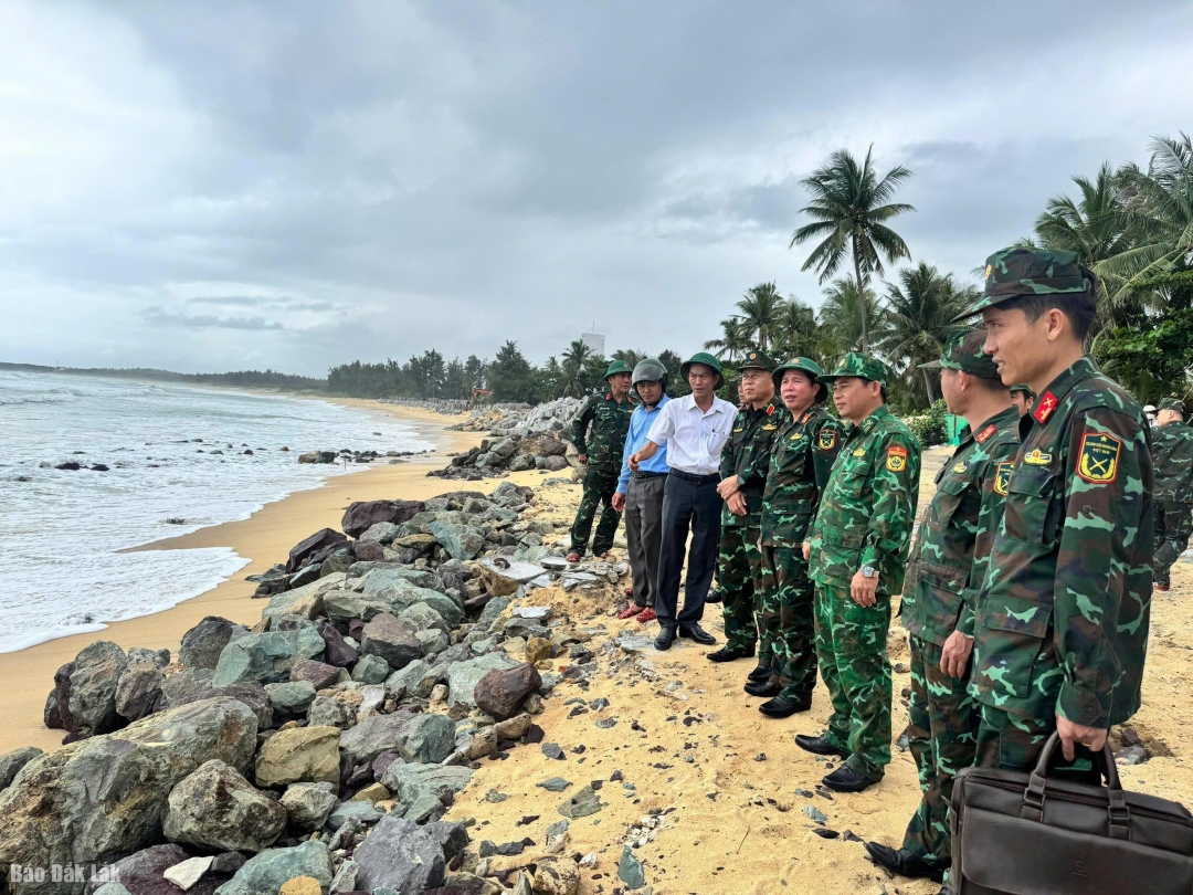 Kiểm tra công tác chủ động ứng phó tại khu vực xung yếu trên địa bàn xã Ô Loan.