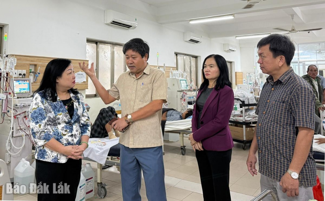 Các đồng chí lãnh đạo tỉnh kiểm tra công tác chuẩn bị ứng phó bão số 15 tại Bệnh viện Đa khoa Phú Yên.