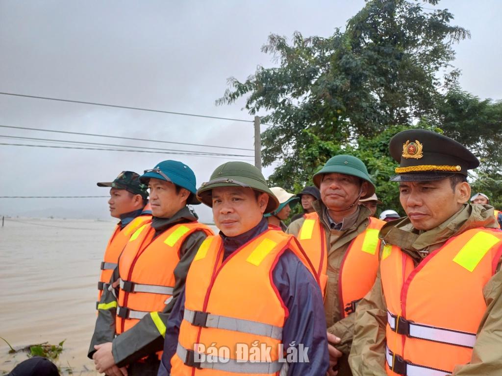 Phó Bí thư Tỉnh ủy cùng đoàn công tác kiểm tra công tác ứng phó với mưa lũ tại xã Krông Ana.