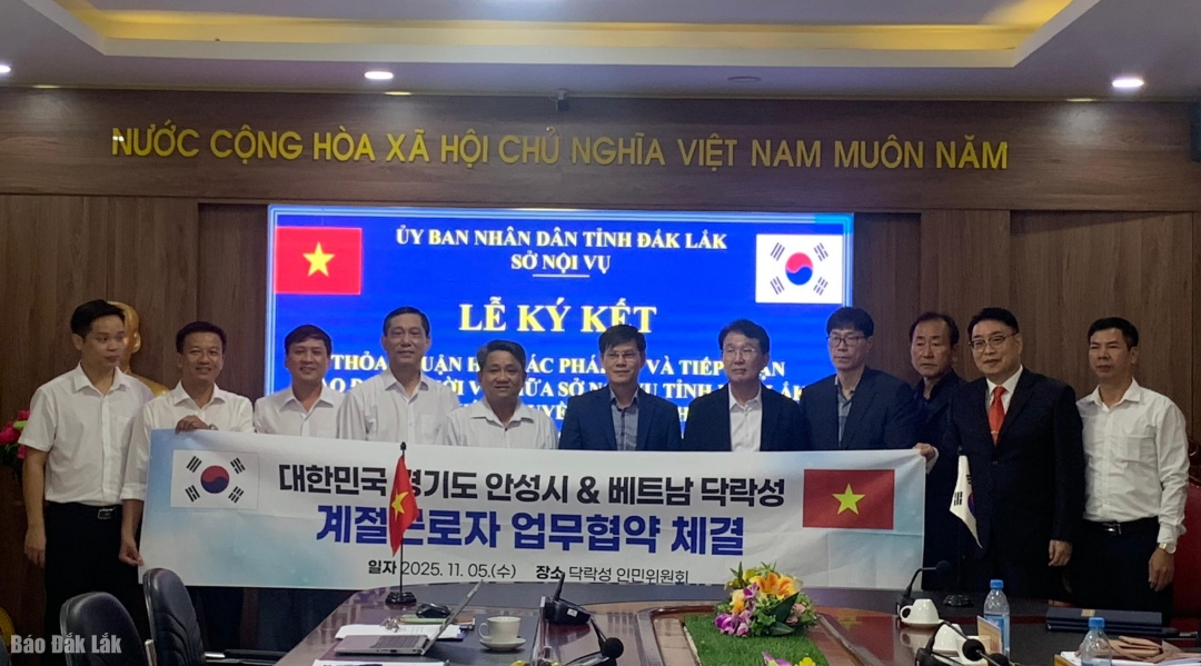 Sở Nội vụ Đắk Lắk và đoàn công tác thành phố Anseong, tỉnh Gyeonggi tại buổi ký kết