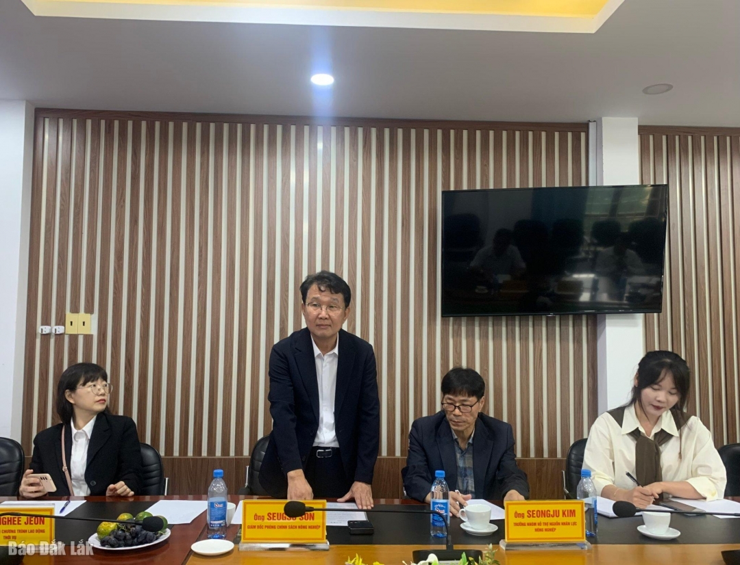 Ông Seugsu Son, Giám đốc Phòng Chính sách Nông nghiệp thành phố Anseong phát biểu tại buổi lễ ký kết