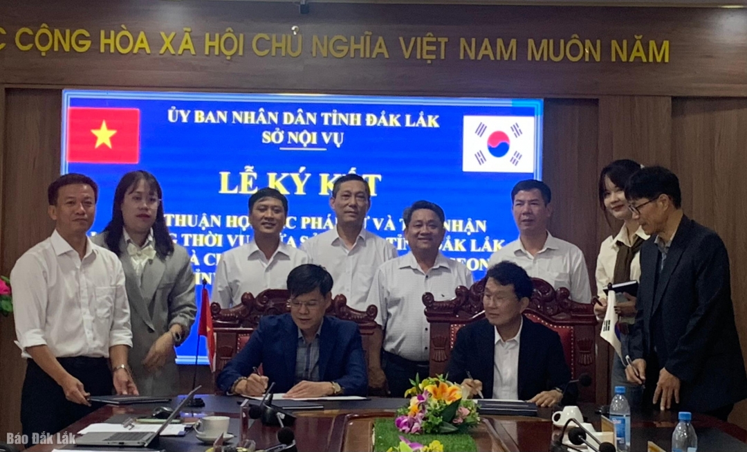 Giám đốc Sở Nội vụ Đắk Lắk Trương Ngọc Tuấn và ông Seugsu Son, Giám đốc Phòng Chính sách Nông nghiệp thành phố Anseong ký kết thỏa thuận hợp tác phái cử và tiếp nhận lao động thời vụ