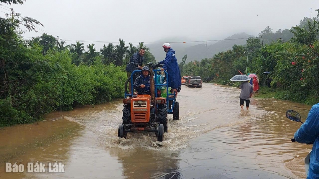 Lực lượng chức năng xã Hòa Sơn tham gia hỗ trợ người dân di chuyển trên Quốc lộ 27