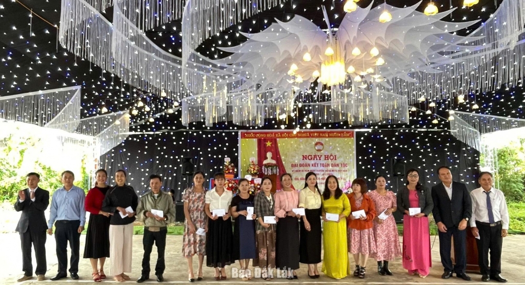 UBND xã tặng quà biểu dương các gia đình văn hoá tiêu biểu của thôn.