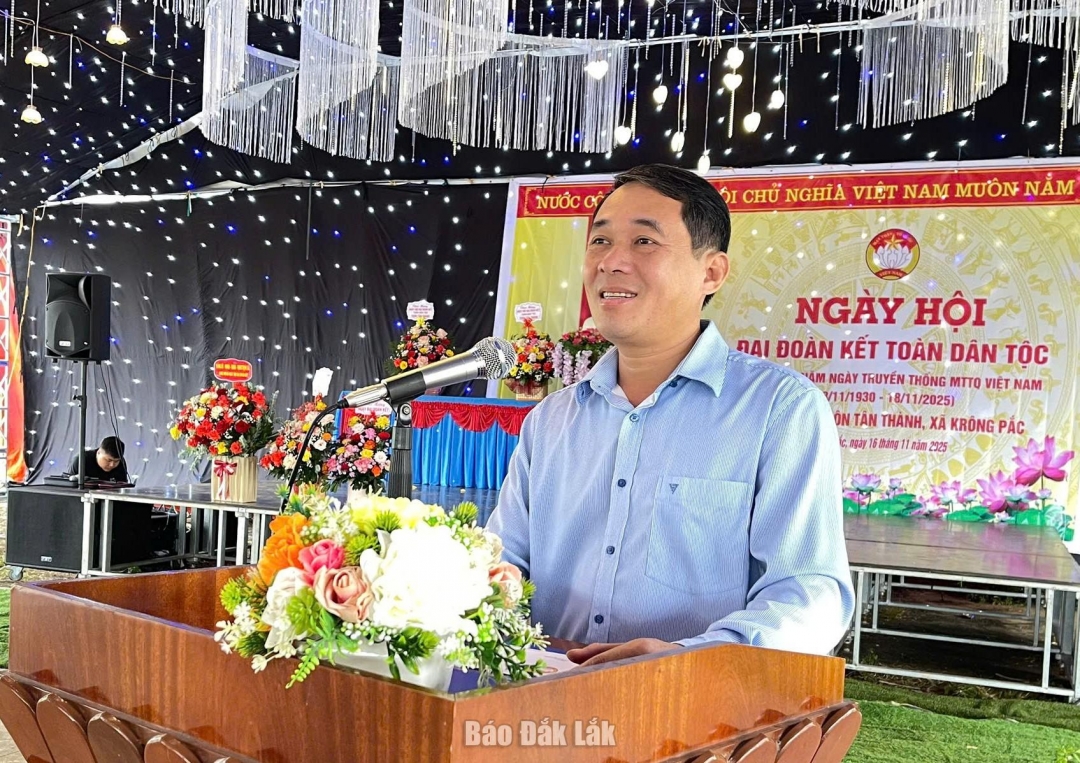 Chủ tịch UBND xã Lại Đức Đại phát biểu chúc mừng.