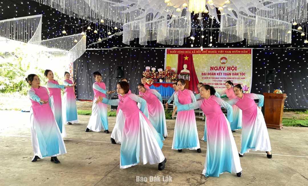 Nhân dân thôn Tân Thành tham gia biểu diễn văn nghệ tại Ngày hội Đại đoàn kết toàn dân tộc.