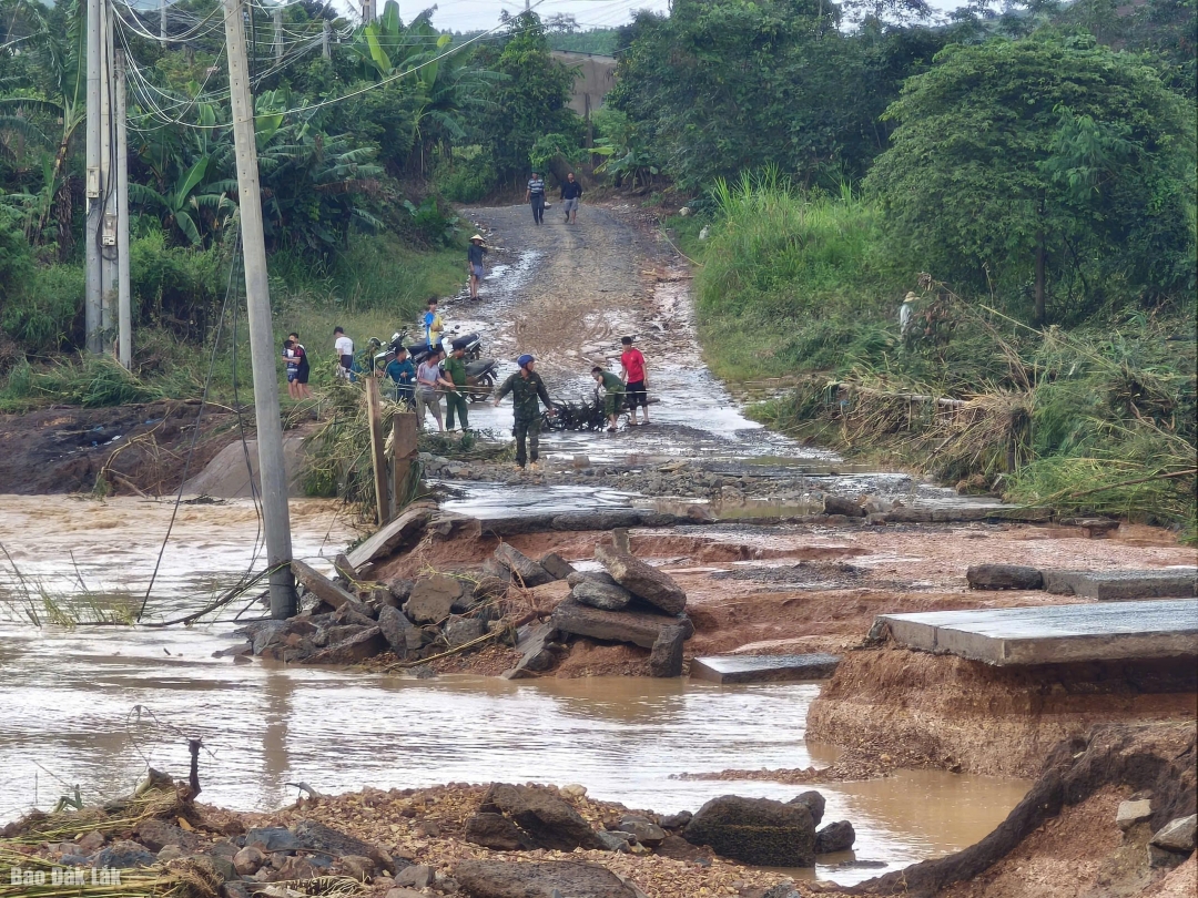 Công an hướng dẫn người dân ko cho di chuyển qua cầu.