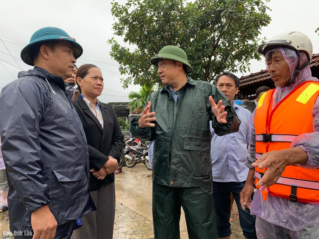 Ủy viên Ban thường vụ Tỉnh ủy, Phó Chủ tịch Thường trực HĐND tỉnh Từ Thái Giang thăm hỏi lãnh đạo, lực lượng đang tham gia công tác phòng, chống lũ lụt xã Krông Bông