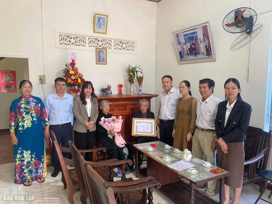 Bí thư Đảng ủy xã Krông Pắc Phạm Văn Lập (thứ tư, bên phải) cùng đoàn công tác của Đảng ủy xã trao Huy hiệu 60 năm tuổi Đảng cho đảng viên Trần Văn Mười (Chi bộ