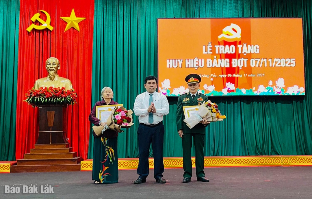 Phó Bí thư Thường trực Đảng ủy xã Krông Pắc Y Djoang Niê trao Huy hiệu 60 năm tuổi Đảng cho đảng viên Trần Lịch (Chi bộ tổ dân phố 3) và đảng viên Trần Thị Nữ (Chi bộ tổ dân phố 3).