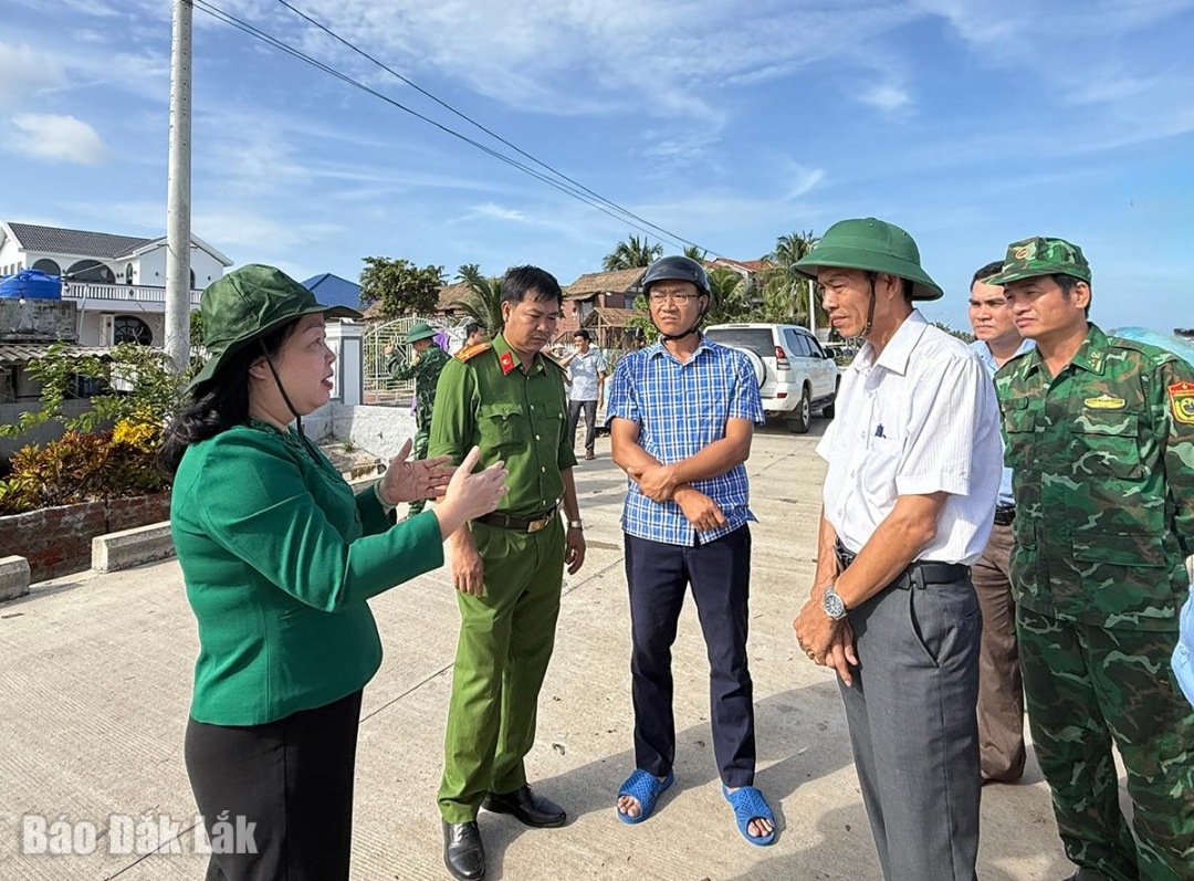 Đồng chí Cao Thị Hòa An chỉ đạo chính quyền địa phương phải chuẩn bị mọi phương án hỗ trợ tốt nhất cho người dân trước, trong và sau bão.