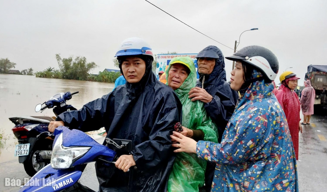 Vợ chồng ông Lê Kim Ký (75 tuổi, thôn Cảnh Tịnh, xã Hòa Thịnh) được lực lượng chức năng cứu khỏi vùng lũ và các con đưa vè nhà người thân vào sáng 21/11. Ảnh: Trung Hiếu