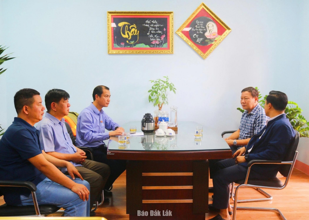 Ủy viên Ban Thường vụ Tỉnh ủy, Bí thư Đảng ủy phường Buôn Ma Thuột Trần Phú Hùng làm việc với xã Hòa Sơn.