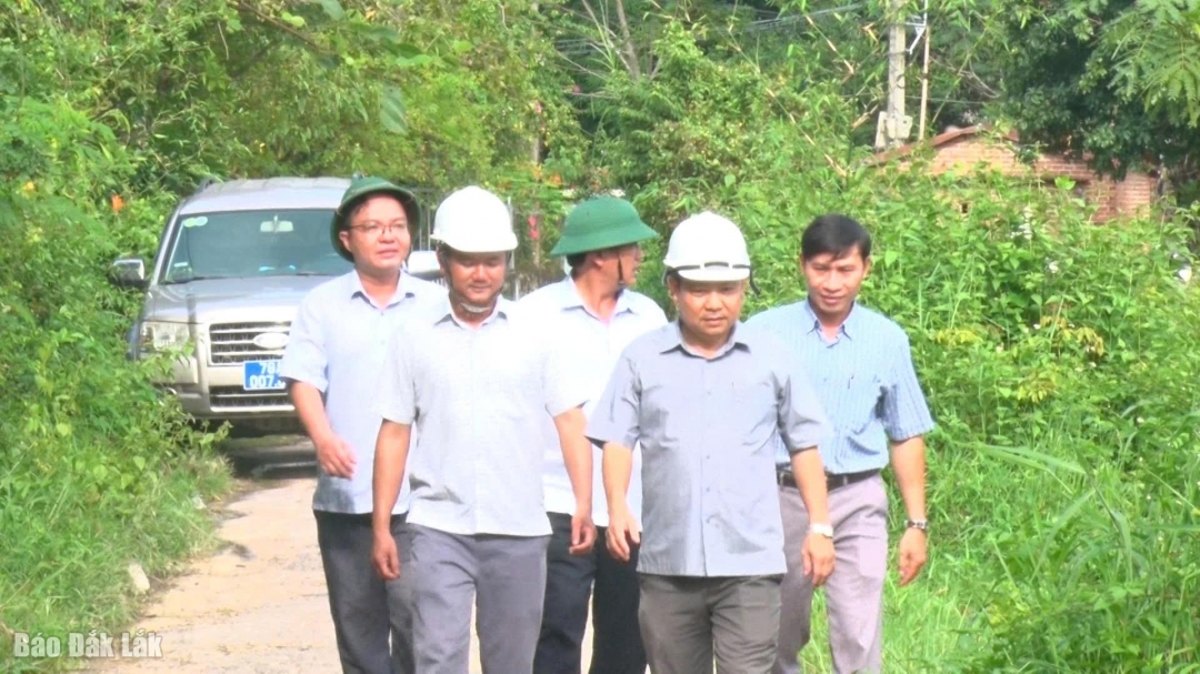 Lãnh đạo xã Đông Xuân đi kiểm tra các vùng xung yếu trên địa bàn.