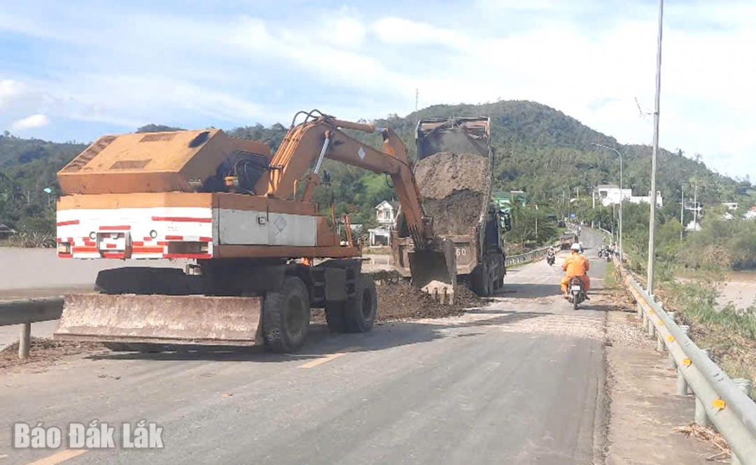 Đơn vị bảo san lấp vị trí sạt lở trên quốc lộ 19C.