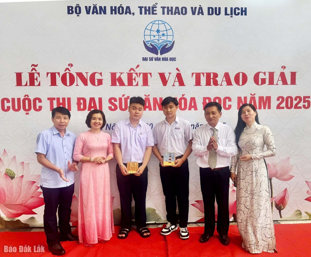 Phạm Thanh Tâm và Nguyễn Thanh Thiên chuo ảnh cùng thầy cô giáo nhà trường tại leexx trao giải. 