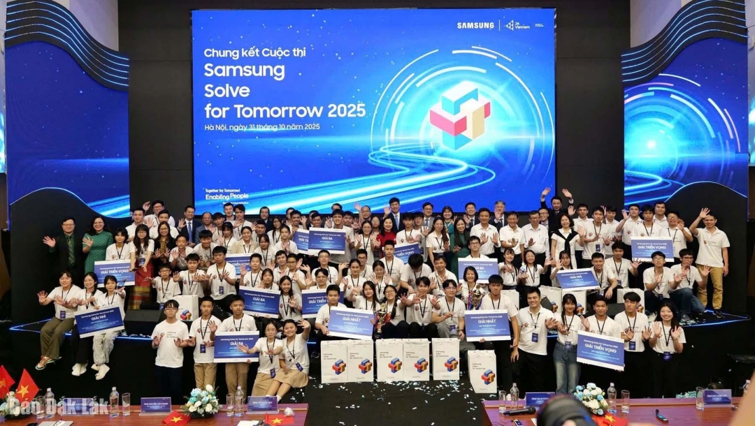 Các đội dự thi đạt giải tại cuộc thi. Ảnh: Công Toàn