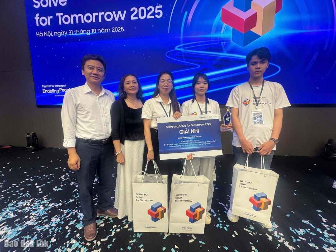 Đội tuyển Trường THPT Lê Hồng Phong chụp ảnh lưu niệm tại cuộc thi. Ảnh: Công Toàn