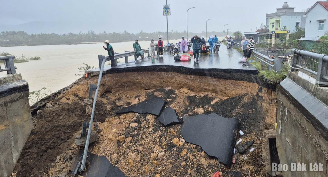 Cầu Lò Gốm bị nươc lũ cuốn trôi 1 đoạn.
