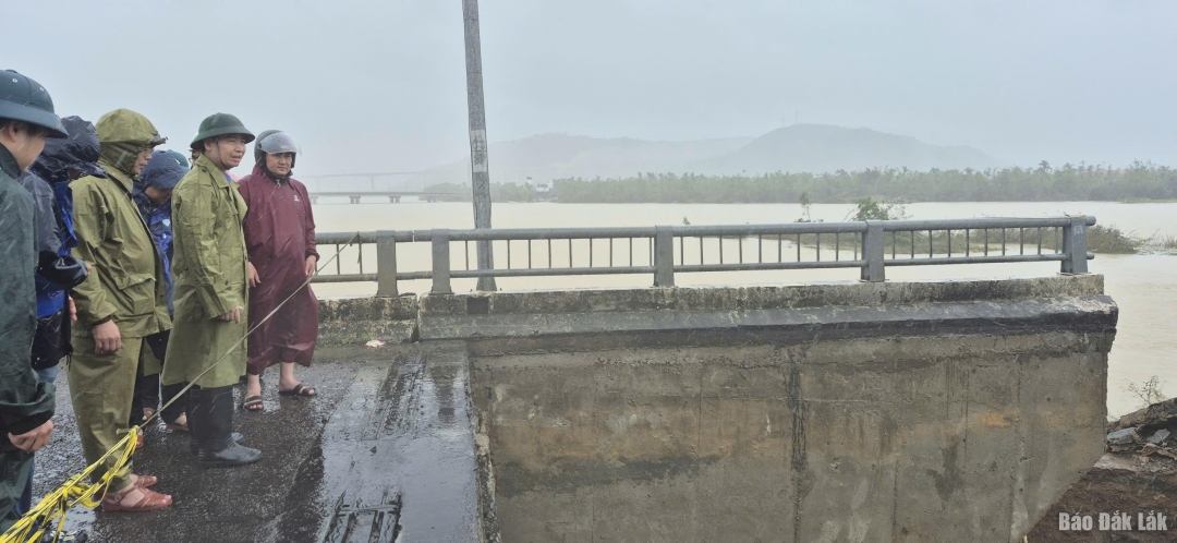 Chủ tịch UBND tỉnh Tạ Anh Tuấn kiểm tra và chỉ đạo công tác khắc phục tại cầu Lò Gốm.