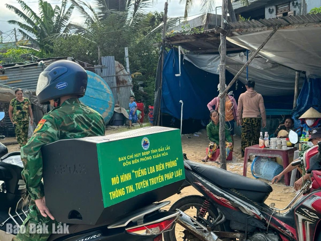 Cán bộ Đồn Biên phòng Xuân Hòa chở loa đi tuyên truyền phòng chống bão Kalmaegi. Ảnh: Đăng Vũ