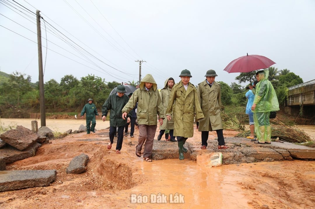 Chủ tịch UBND tỉnh Tạ Anh Tuấn kiểm tra, chỉ đạo công tác ứng phó với mưa lũ, sạt lở tại xã Yang Mao. Ảnh: Minh Chi