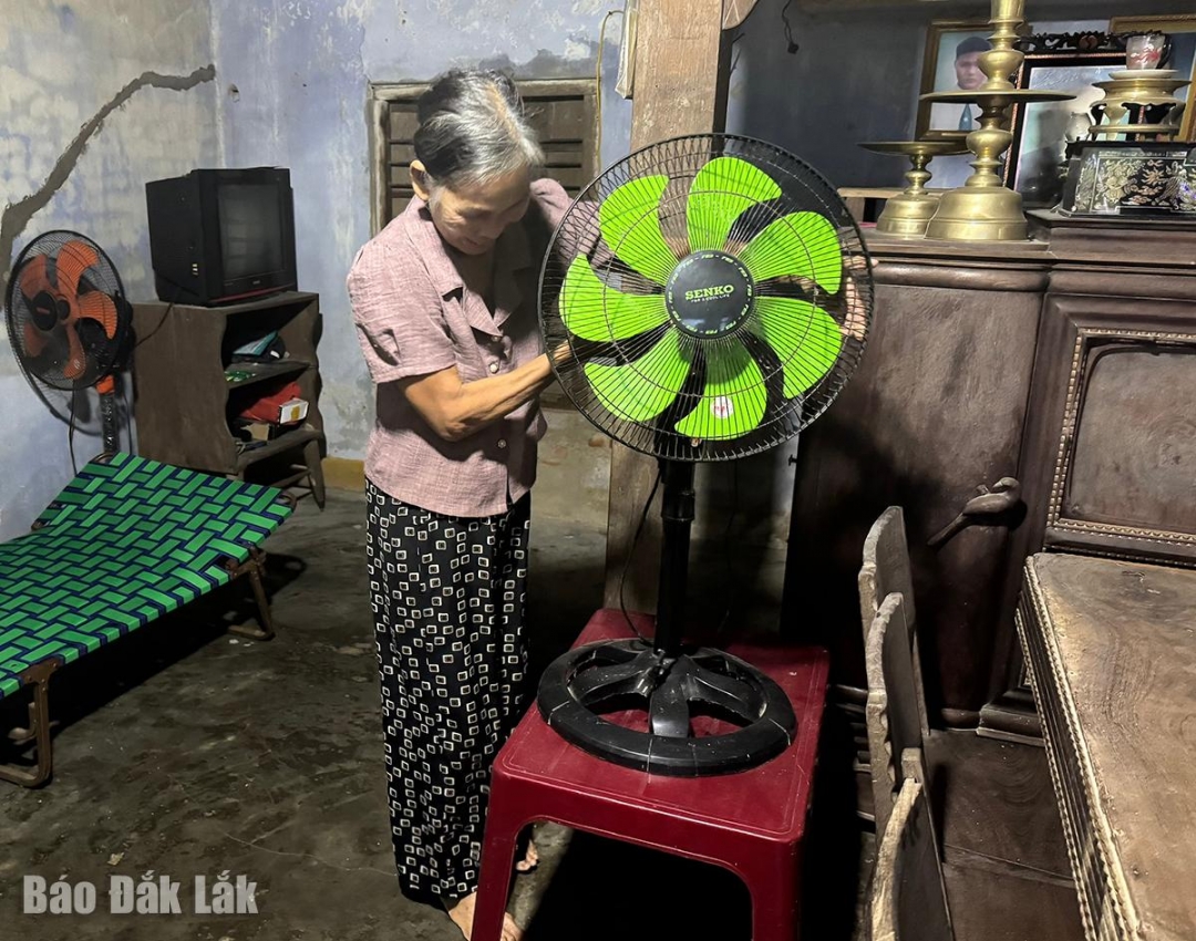 Người dân chủ động kê vật dụng lên cao để tránh thiệt hại khi lũ đến.