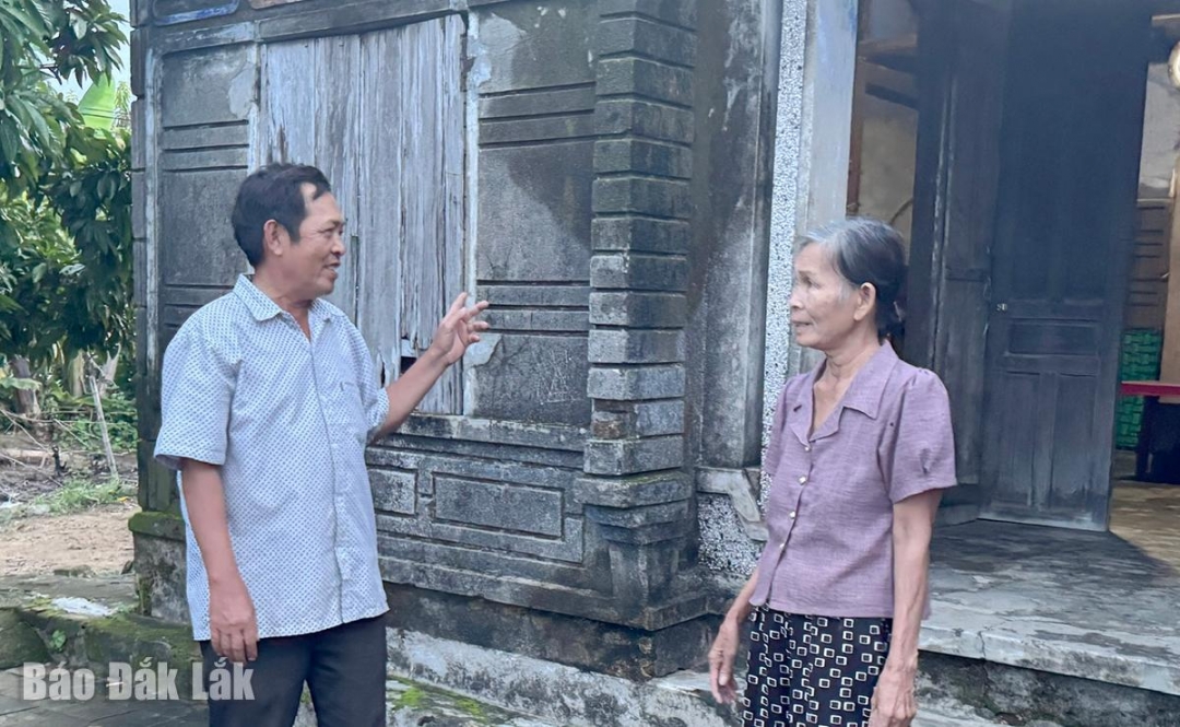 Lãnh đạo thôn Cảnh Tịnh thông báo tới người dân về việc chủ động di dời trước ảnh hưởng của bão Kalmaegi.