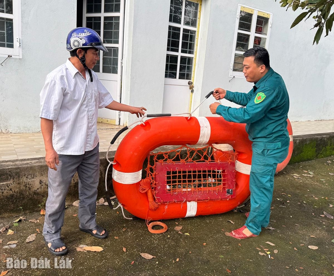 Địa phương cấp phao tròn cho thôn Cảnh Tịnh để chủ động trong công tác cứu hộ khi lụt bão.
