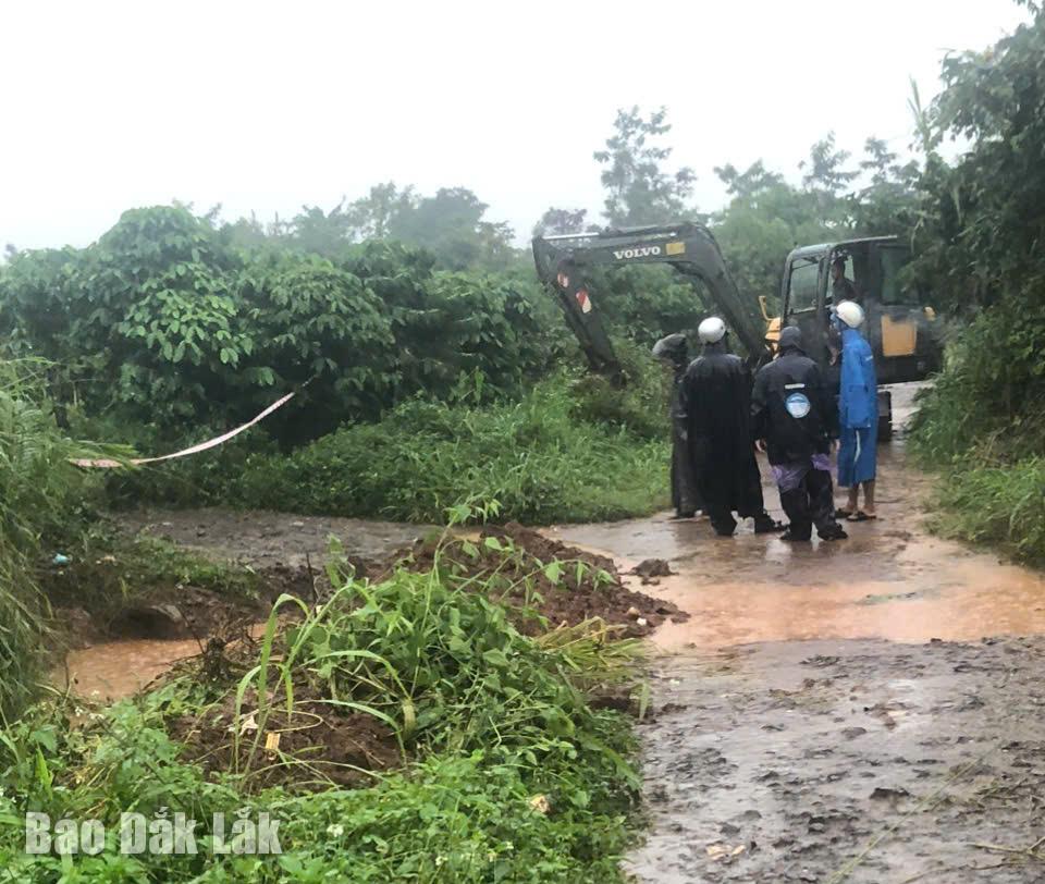 Chính quyền xã Ea Kly huy động máy múc khơi mương thoát nước tại khu vực hồ A2.