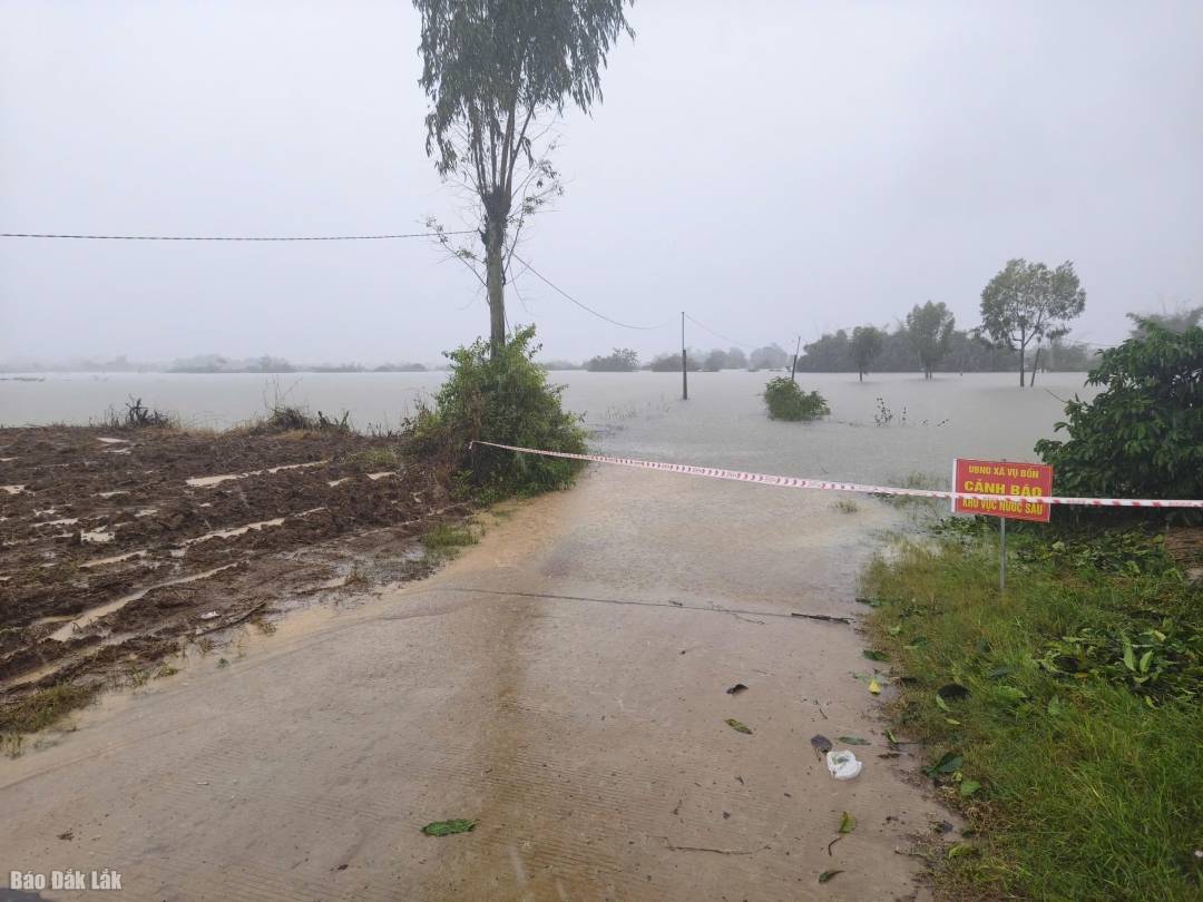 UBND xã Vụ Bổn giăng dây và cắm biển cảnh báo tại khu vực ngập lụt.
