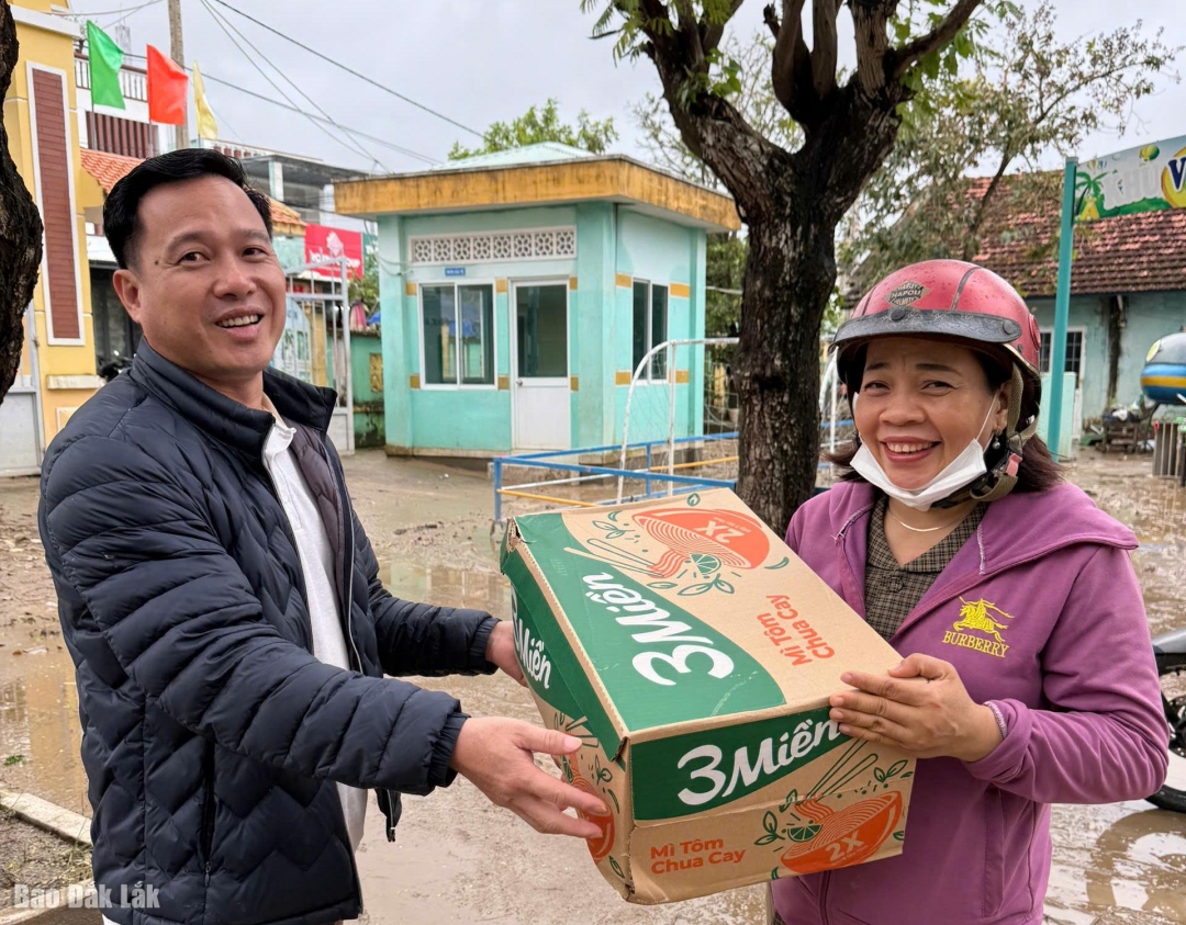 Thay mặt lãnh đạo Sở GDĐT, Phó Giám đốc Lưu Tiến Quang trao quà, động viên tinh thần CB-GV trường Mầm non Hoà Trị, xã Phú Hoà 2,