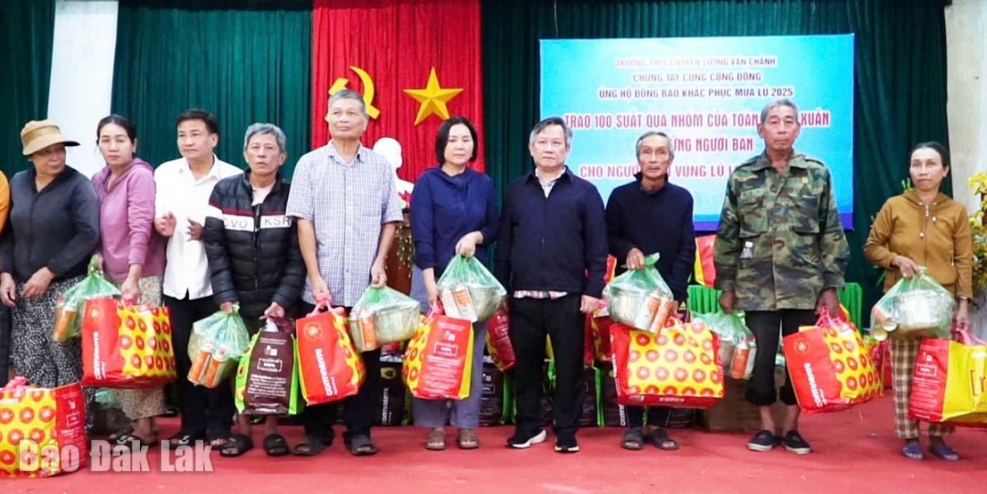 Người dân nhận quà hỗ trợ do Trường THPT chuyên Lương Văn Chánh trao