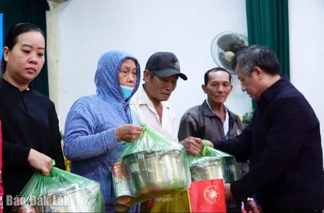 Thầy Huỳnh Tấn Châu, Hiệu trưởng Trường THPT chuyên Lương Văn Chánh trao quà cho bà con