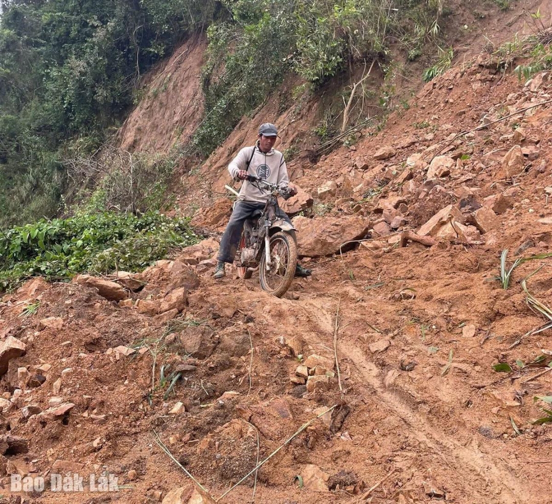 Người dân Phú Hải, Phú Đồng rất vất vả khi di chuyển do đường sạt lở nghiêm trọng

