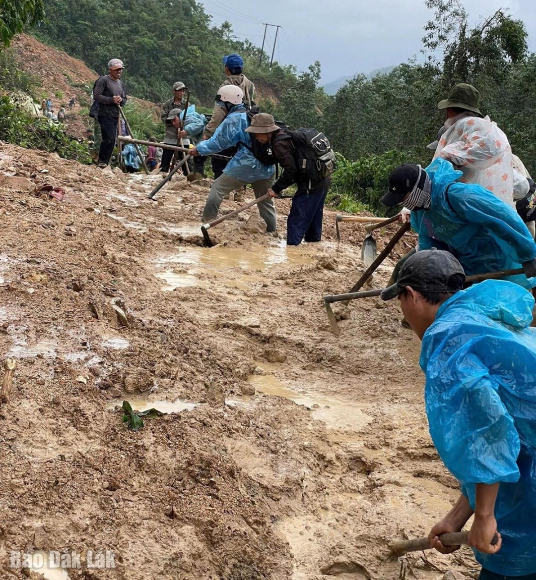 Việc vận chuyển máy móc lớn như máy xúc, xe ủi gặp trở ngại lớn do các điểm bị sạt lở, buộc công tác giải phóng mặt bằng phải tiến hành thủ công