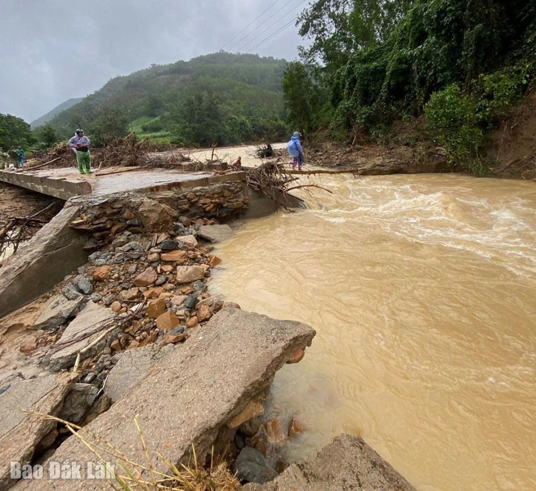Cây cầu dẫn vào thôn Phú Đồng bị gãy đổ, sập trôi mố cầu.