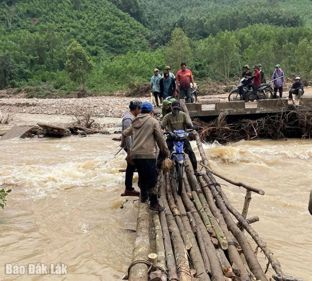 Lắp cầu tạm để đi vào thôn Phú Hải
