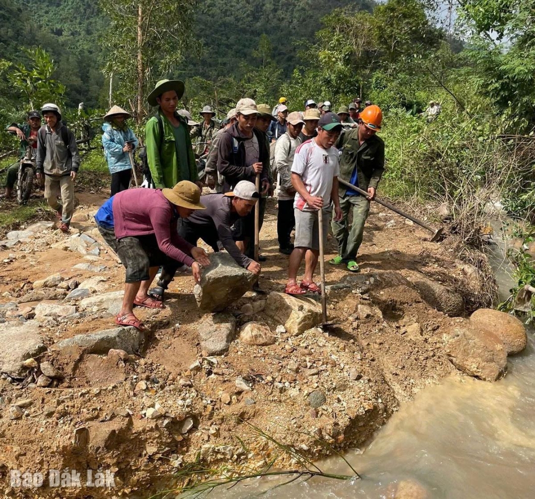 Người dân tập trung khắc phục các điểm sạt lở