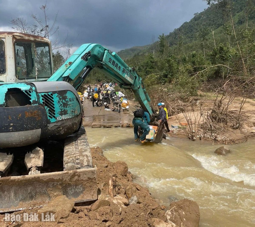 Huy động các thiết bị chuyên dùng để sạt ủi mở đường vào các thôn ở Phú Mỡ