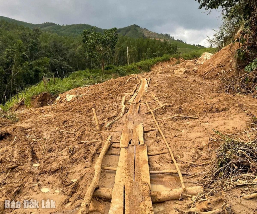 Tuyến đường dẫn vào thôn Phú Đồng, Phú Hải bị sạt lở nghiêm trọng
