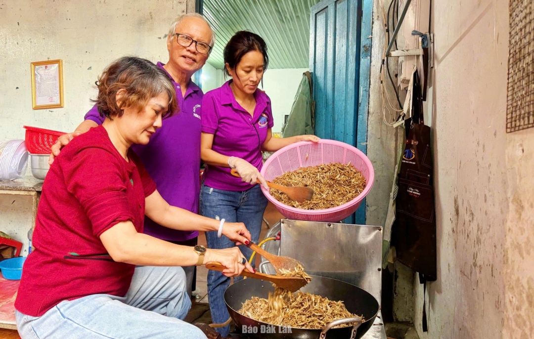 Bếp đỏ lửa hỗ trợ thức ăn cho bà con vùng lũ.