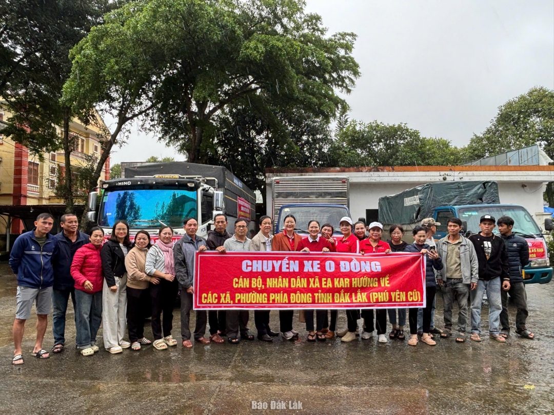 9 chuyến xe 0 đồng của xã Ea Kar chở 85 tấn hàng đến với bà con vùng lũ phía Đông của tỉnh.