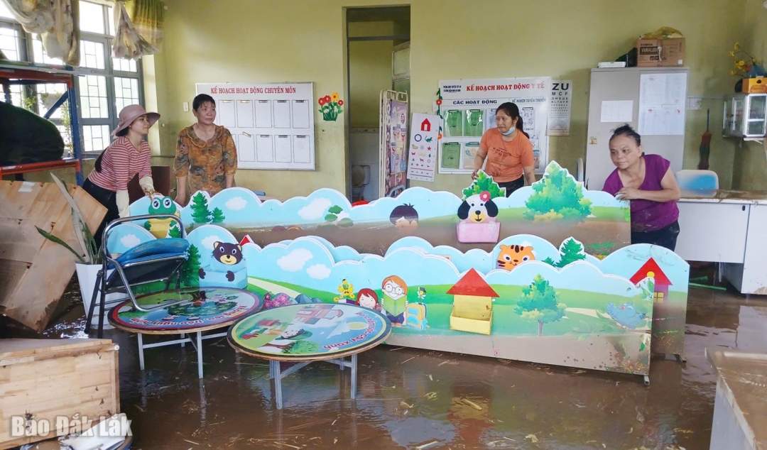 Các cô giáo Trường Mầm non An Định dọn dẹp vệ sinh trường sau lũ.