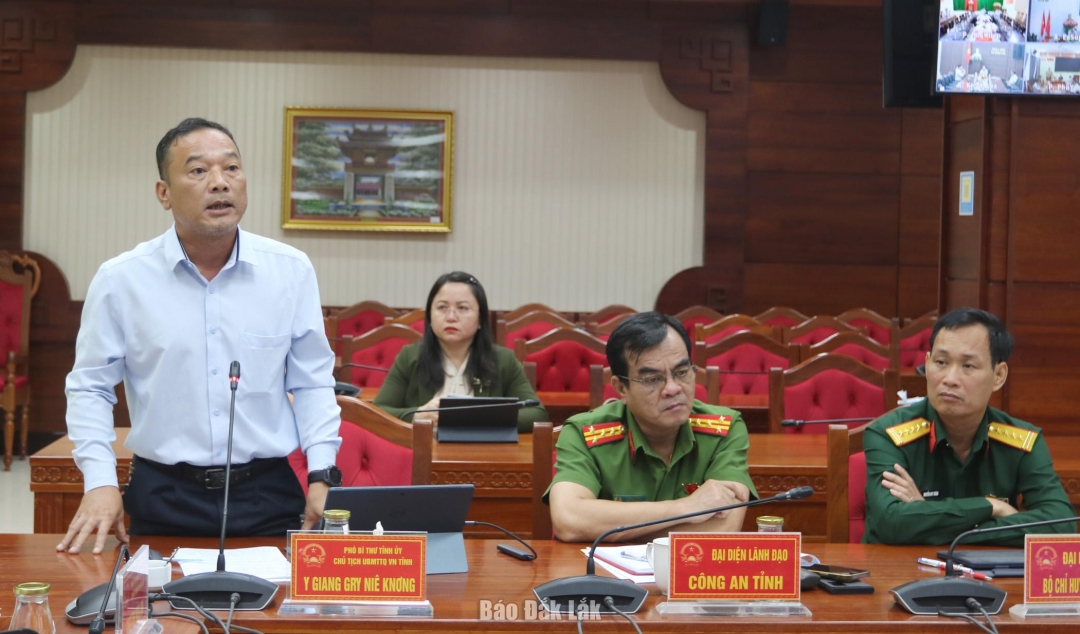 Phó Bí thư Tỉnh ủy, Chủ tịch Ủy ban MTTQ Việt Nam tỉnh Y Giang Gry Niê Knơng phát biểu tại cuộc họp.