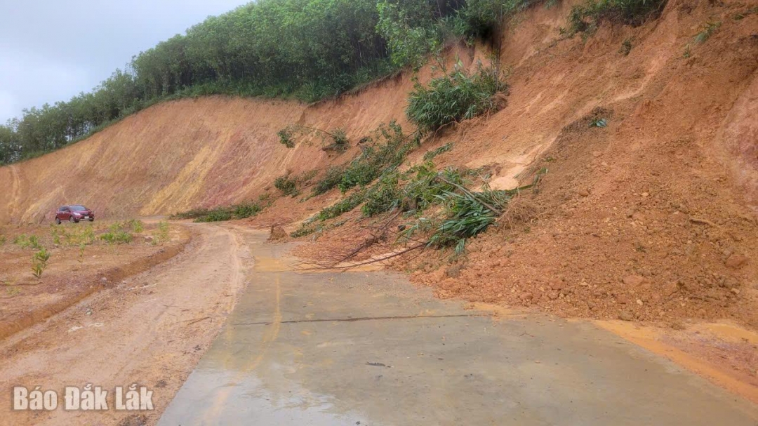Sạt lở đất ở khu vực Mdrak hồi đợt mưa cuối tháng 10/2025.