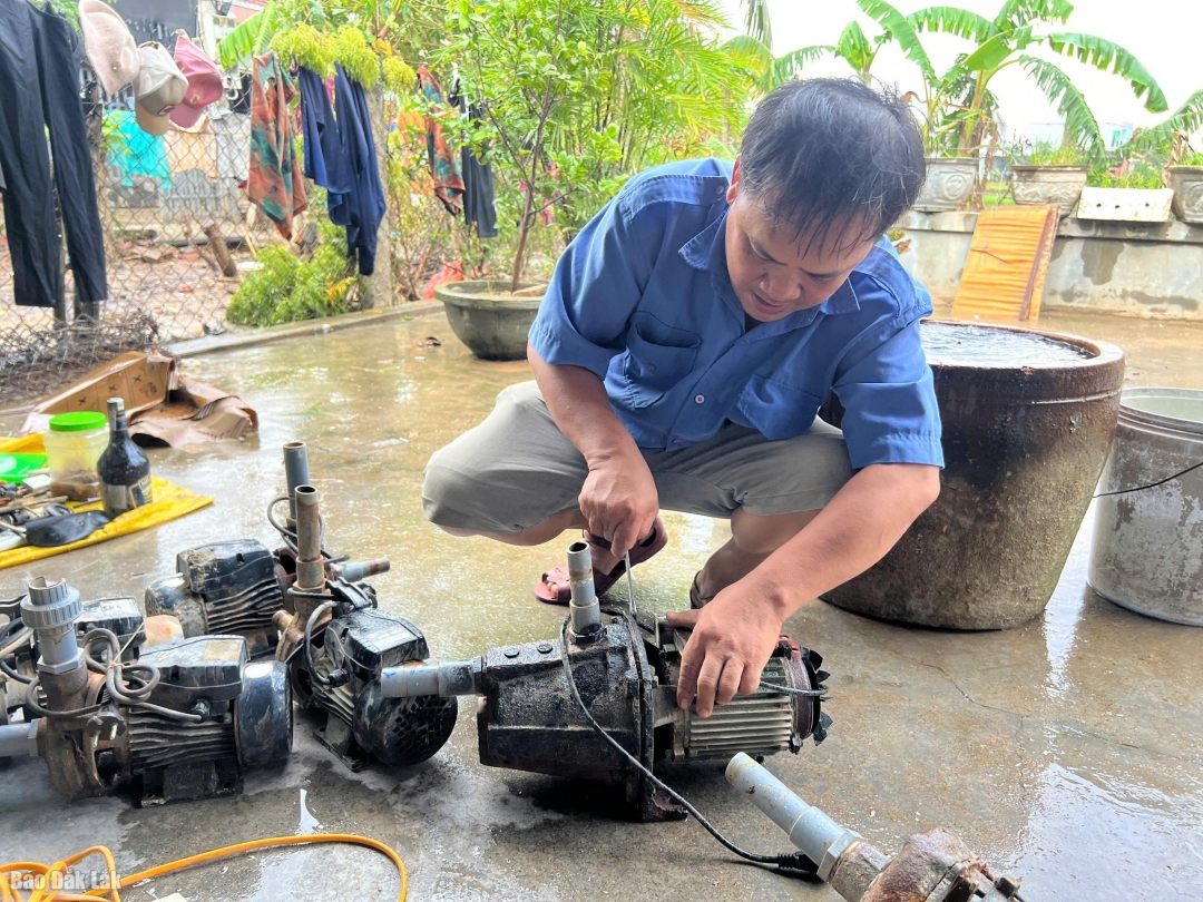 Một chiếc mô tơ bơm nước của người dân bị hỏng được trạm sửa điện MITC sửa miễn phí