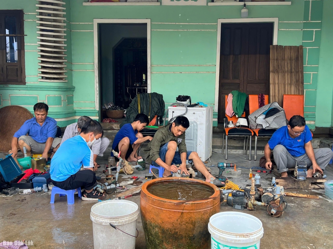 Trạm sửa chữa thiết bị, đồ dùng điện của MITC giúp người dân vùng lũ sửa miền phí