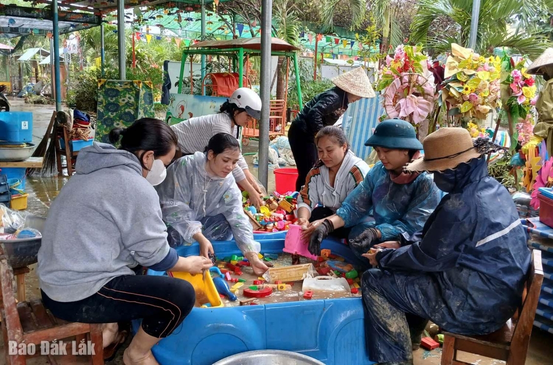 Cơn lũ lịch sử vừa qua làm thiệt hại nhiều trường học tronh tỉnh. Ảnh: Giáo viên Trường Mầm non Sơn Giang (xã Đức Bình) rửa những đồ chơi nhặt lại được sau lũ để để sớm tổ chứ
c cho học sinh học trở lại